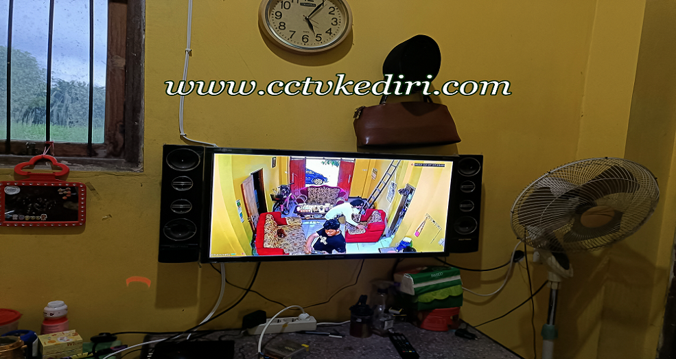 <p>CCTV akan menampilkan peristiwa yang terjadi dari jarak pantauannya bisa di sesuaikan kebutuhan anda, oleh karena itu kamera sering di tempatkan di sudut atas ruangan dan lebih dari 1 perangkat agar bisa mencakup seluruh ruangan. CCTV berfungsi sebagai perangkat keamanan yang bisa mengawasi, menyiarkan, dan merekam kajadian di suatu tempat.</p>